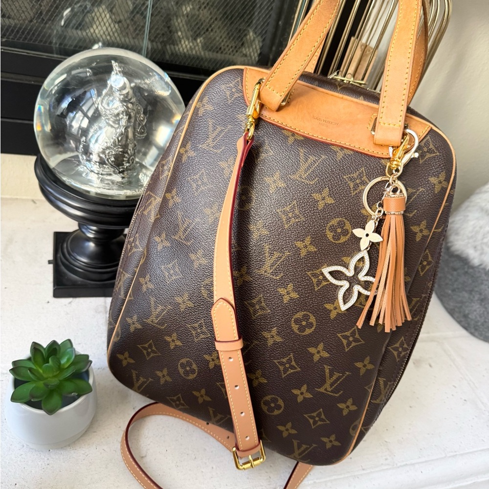 SOLD - 💎Authentic Louis Vuitton Monogram Excursion Travel Bag